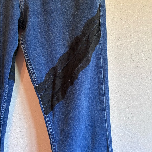 Stylish Blue Flare Jeans with Black Accents - Picture 2 of 14